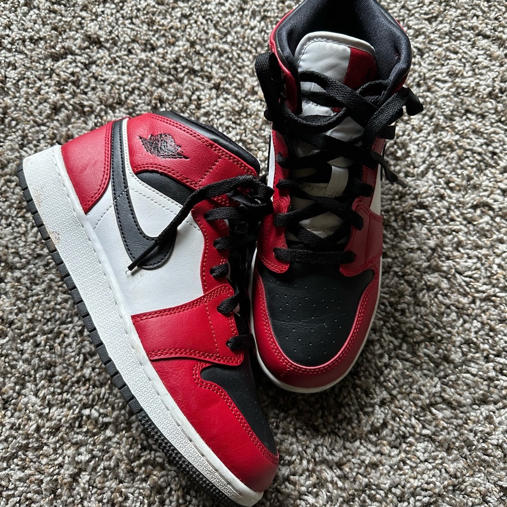 Air Jordan 1 Mid GS 'Chicago Black Toe'